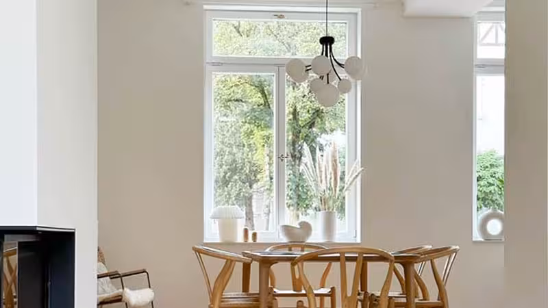 GEALAn Stilfenster in Weiß in wohnlicher Umgebung